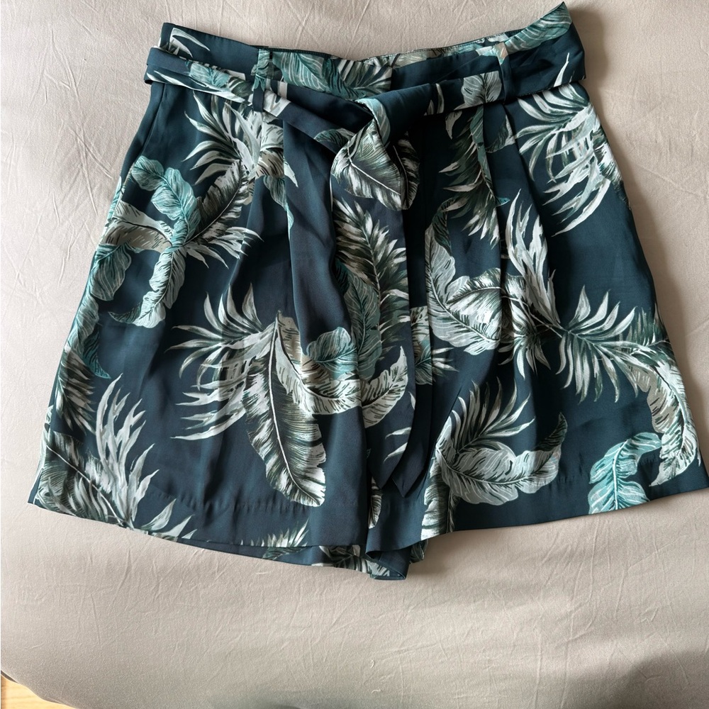 Tropical Leaf Print Women's Shorts